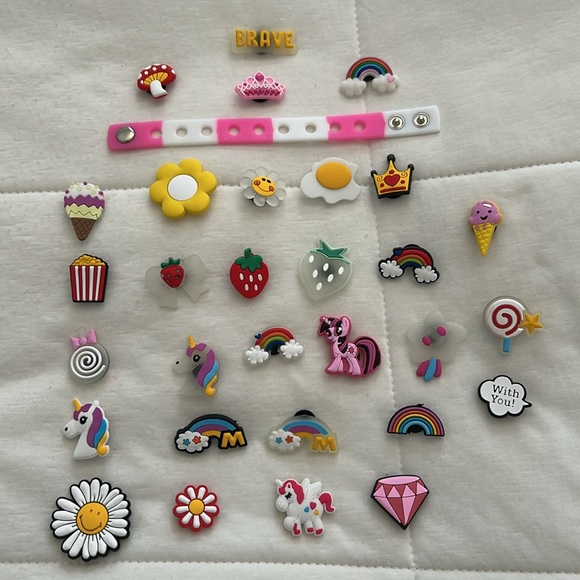 Kids Croc 🐊 Shoe & Bracelet Charm Set -  (30 Charms & Bracelet). Brand New - Picture 1 of 9